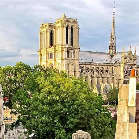 A Penthouse Balcony Esmeralda *