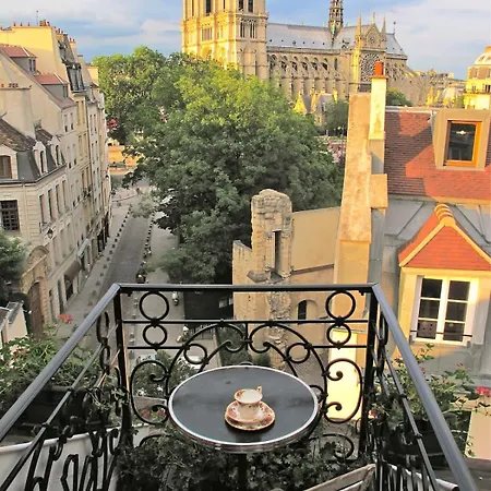 A Penthouse Balcony Esmeralda פריז